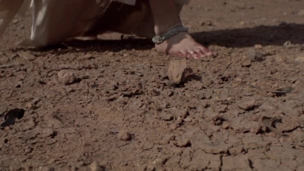 Uma Rapariga Caminha Pelo Deserto Índia Carrega Fogo Sagrado Terra — Vídeo de Stock