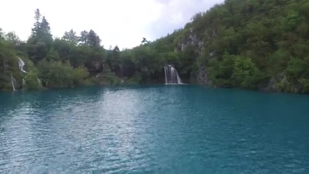 イタリアの古い島や都市 ヨット チャペル 係留所 澄んだ湖 青い湖 澄んだ水 はっきりと見える魚 滝の上にドローンファントムから飛んで — ストック動画