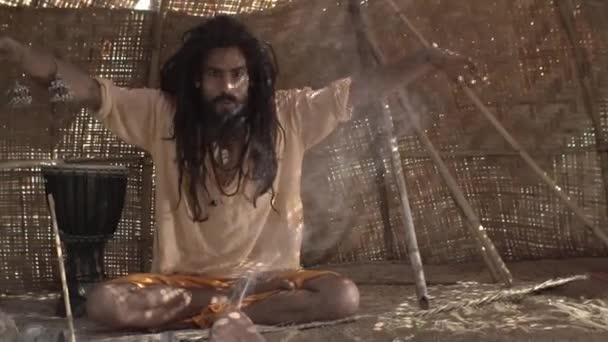 Šamanské Sezení Bungalovu Šaman Při Modlitbě Během Modlitby Šamanský Čaroděj — Stock video