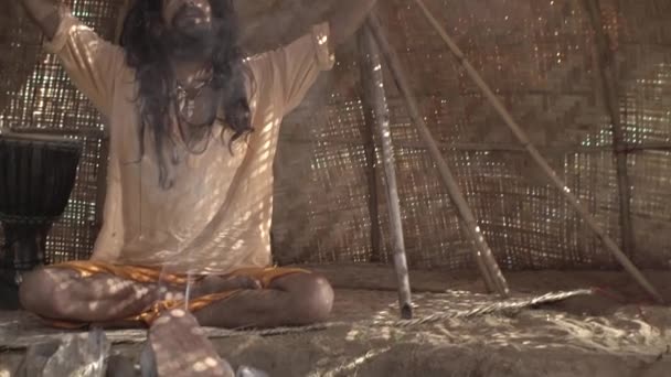 Shamanic Sessie Bungalow Sjamaan Tijdens Het Gebed Tijdens Het Gebed — Stockvideo