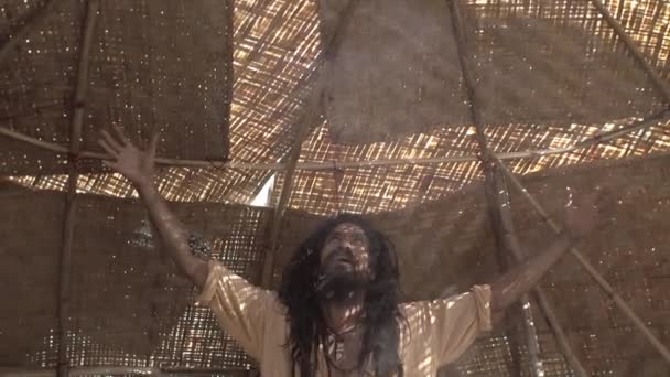 방갈로에서의 샤머니즘 기도하는 동안에 이지하 세계의 영매들을 부르다 — 비디오