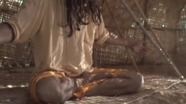 Bungalovda şamanik seans. Dua sırasında şaman. Şaman Büyücüsü ruhları çağırır yeraltından