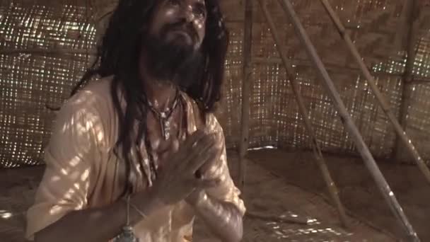 Shamanic Session Bungalow Shaman Prayer Prayer Shaman Sorcerer Calls Spirits — Stock Video