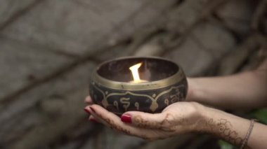 Bir kız Hindistan 'ın ıssız yerlerinde yürüyor, ormanda yürüyor, kutsal ateşi taşıyor.
