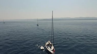 İnsansız hava aracıyla İtalya 'nın eski adalarının, şehirlerinin, yatlarının, kiliselerinin, demirlemelerinin üzerinden uçuyor.