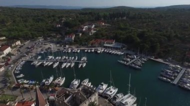 İnsansız hava aracıyla İtalya 'nın eski adalarının, şehirlerinin, yatlarının, kiliselerinin, demirlemelerinin üzerinden uçuyor.