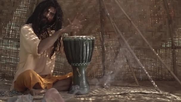 シャーマンは弾き ドラムを演奏する バンガローでのシャーマンセッション 祈りの間のシャーマン シャーマン魔術師は冥界から霊を呼び出す — ストック動画