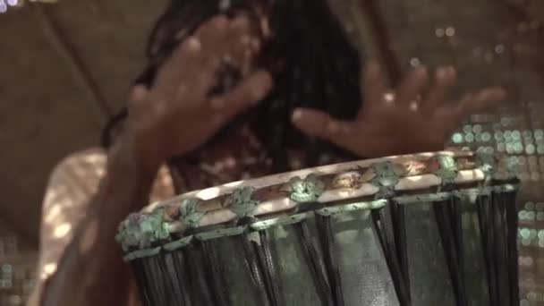 Schamane Spielt Bong Spielt Schlagzeug Schamanische Sitzung Bungalow Schamane Während — Stockvideo