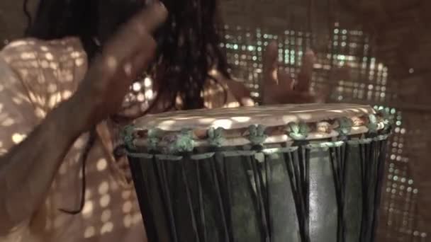 Schamane Spielt Bong Spielt Schlagzeug Schamanische Sitzung Bungalow Schamane Während — Stockvideo