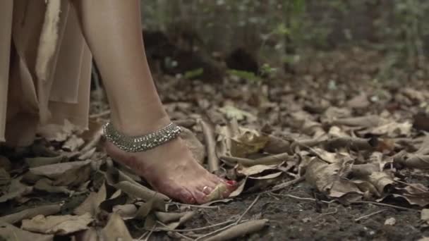 Mujer Caminando Bosque Con Serpiente Las Piernas Rey Cobra Bosque — Vídeo de stock