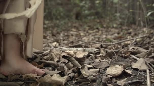 Een Vrouw Die Het Bos Loopt Met Een Slang Haar — Stockvideo