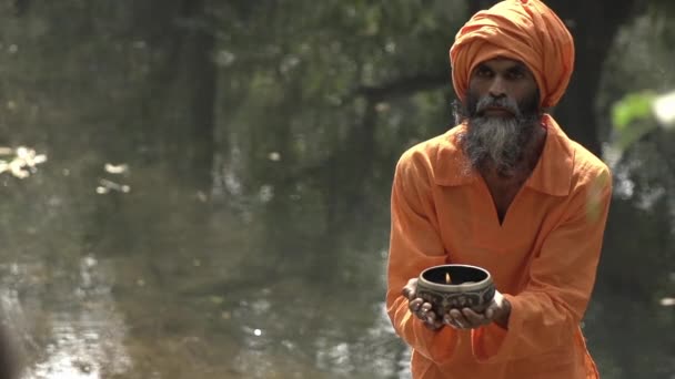 Старий Монах Передає Священний Грааль Монах Дає Дівчині Чашку Священного — стокове відео