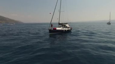 Akdeniz 'de iki yelkenli bir yat, limanda çağrılar, bir yatla seyahat, Hırvatistan ve İtalya adalarında yelken açmak.