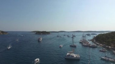 İnsansız hava aracıyla İtalya 'nın eski adalarının, şehirlerinin, yatlarının, kiliselerinin, demirlemelerinin üzerinden uçuyor.
