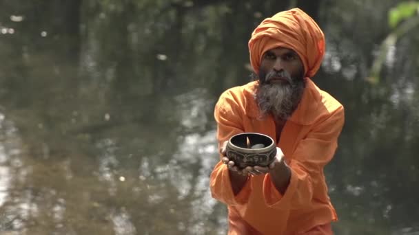 Viejo Monje Pasa Santo Grial Monje Niña Una Taza Fuego — Vídeos de Stock