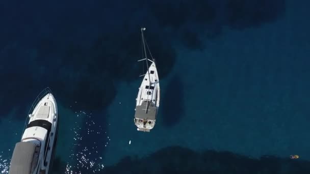 Летающие Беспилотника Призрак Над Старыми Островами Городами Италии Яхты Часовни — стоковое видео