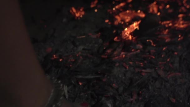 Kobieta Gołymi Stopami Zdecydowanie Przechodzi Przez Gorące Węgle Odważna Kobieta — Wideo stockowe