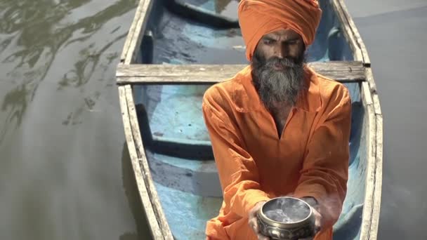 Indiai Szerzetes Lebeg Egy Hajón Egy Szent Csészével Egy Régi — Stock videók