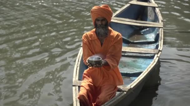 Indiase Monnik Drijft Een Boot Met Een Heilige Beker Naar — Stockvideo