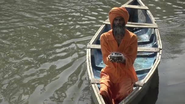 Indiase Monnik Drijft Een Boot Met Een Heilige Beker Naar — Stockvideo