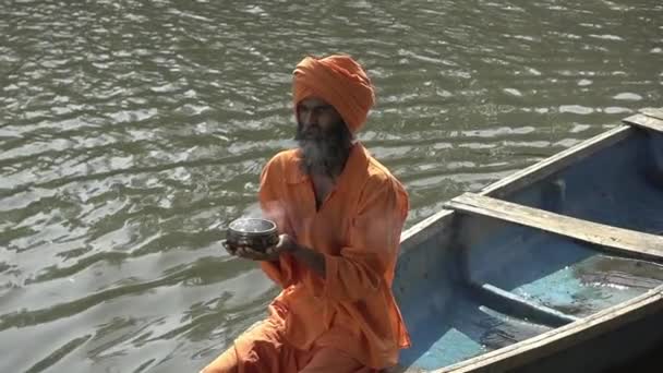 Індійський Чернець Плаває Човні Священною Чашею Старого Храму Кишить Ладаном — стокове відео