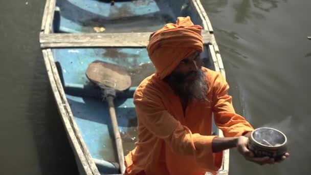 Indisk Munk Flyder Båd Med Hellig Kop Til Gammelt Tempel – Stock-video