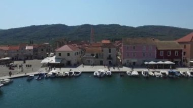 Eski adalar ve şehirler üzerinde İHA 'dan uçan Phantom, yatlar, şapeller, demirleme yerleri, kale, şato