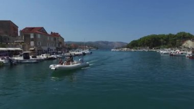 İnsanlar motorlu tekneye biner, limandan ararlar. İnsansız hava aracıyla İtalya 'nın eski adalarının, şehirlerinin, yatlarının, kiliselerinin, demirlemelerinin üzerinden uçuyor.