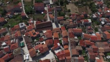 Eski adalar ve şehirler üzerinde İHA 'dan uçan Phantom, yatlar, şapeller, demirleme yerleri, kale, şato