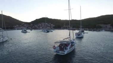 Yatlar için liman, iskele, yatlar, akşam. Bir İHA 'nın hava görüntüsü