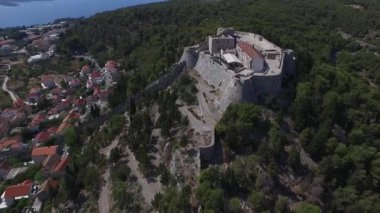 Eski adalar ve şehirler üzerinde İHA 'dan uçan Phantom, yatlar, şapeller, demirleme yerleri, kale, şato