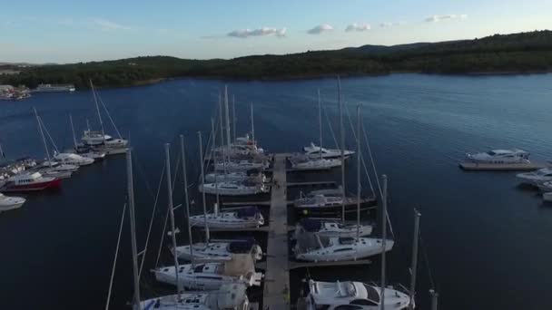 Port Dla Jachtów Molo Stojące Jachty Wieczór Widok Lotu Ptaka — Wideo stockowe