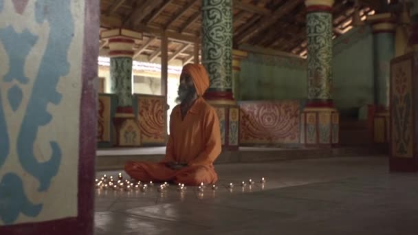 古代の寺院の僧侶は神聖な火を灯し 聖職者は彼に聖なる聖杯 マハラジャのインドの寺院をもたらしました — ストック動画