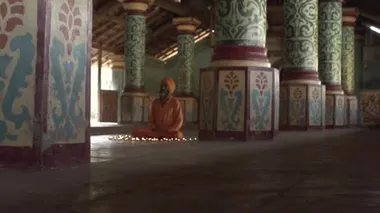 Eski bir tapınaktaki bir keşiş kutsal bir ateş yakar, rahibe ona Kutsal Kase 'yi, Hint tapınağı Maharaja' yı getirir.