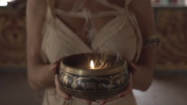 古代の寺院での王女は 神聖な火 聖なる聖杯を点灯します — ストック動画