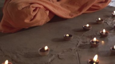 Eski bir tapınaktaki bir keşiş kutsal bir ateş yakar, rahibe ona Kutsal Kase 'yi, Hint tapınağı Maharaja' yı getirir.