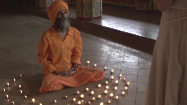 Монах Стародавньому Храмі Запалює Священний Вогонь Жриця Принесла Йому Святий — стокове відео