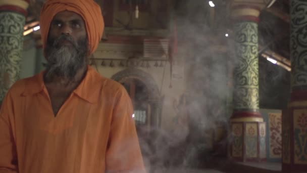 성전의 가신성 주었고 여사제는 인도의 마하라자 신전인 성배를 가져왔다 — 비디오