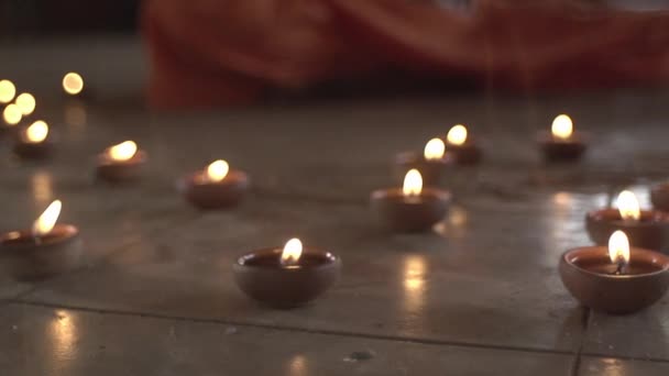 一位僧人在一座古寺中点燃着圣火 女祭司给他带来了圣杯 印度的玛哈雅神庙 — 图库视频影像