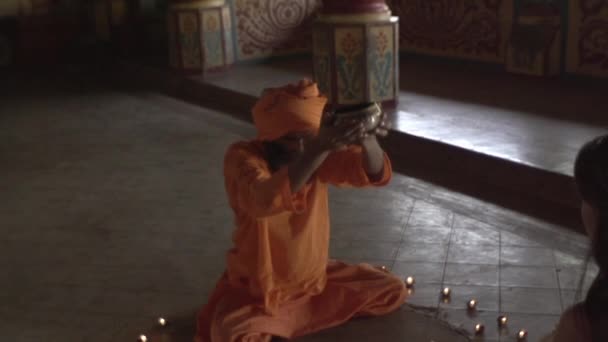 Монах Древнем Храме Зажигает Священный Огонь Жрица Принесла Ему Святой — стоковое видео