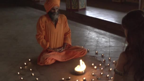 Moine Dans Ancien Temple Allume Feu Sacré Prêtresse Lui Apporté — Video