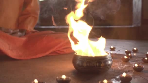 Moine Dans Ancien Temple Allume Feu Sacré Prêtresse Lui Apporté — Video