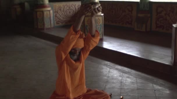 Monje Templo Antiguo Enciende Fuego Sagrado Sacerdotisa Trajo Santo Grial — Vídeos de Stock