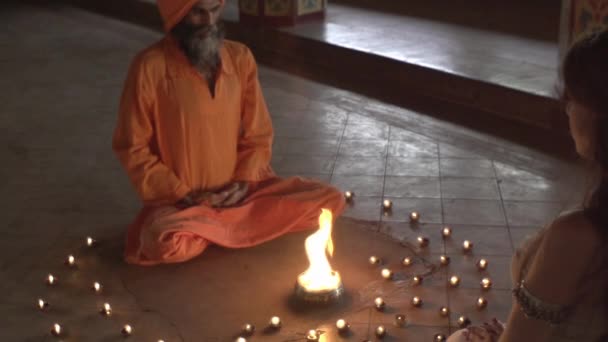 Monje Templo Antiguo Enciende Fuego Sagrado Sacerdotisa Trajo Santo Grial — Vídeos de Stock