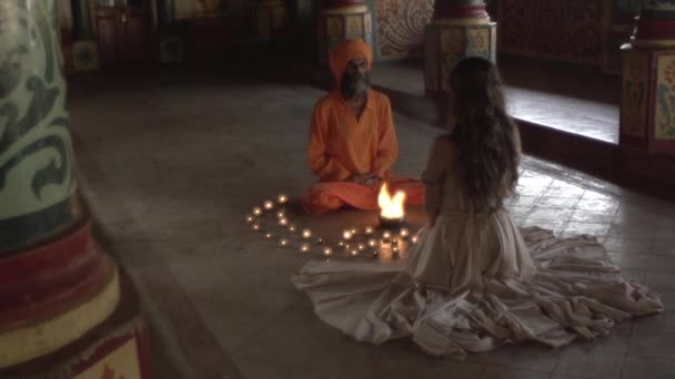 古代の寺院の僧侶は神聖な火を灯し 聖職者は彼に聖なる聖杯 マハラジャのインドの寺院をもたらしました — ストック動画