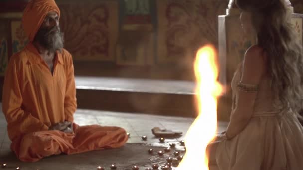 Een Monnik Een Oude Tempel Steekt Een Heilig Vuur Aan — Stockvideo