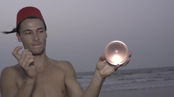 Kille Nära Indiska Havet Vid Solnedgången Leker Med Transparent Glaskula — Stockvideo