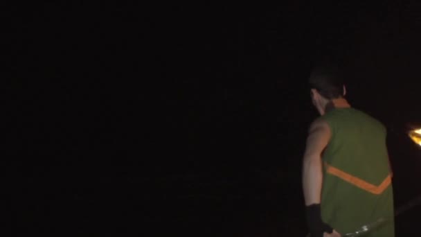 Een Man Buurt Van Indiaan Zee Bij Zonsondergang Spelen Met — Stockvideo