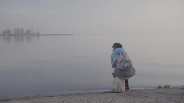 Gadis Berjalan Sepanjang Tepi Sungai Dan Mimpi — Stok Video