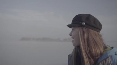 Kız nehir kıyısında yürüyor ve hayaller kuruyor